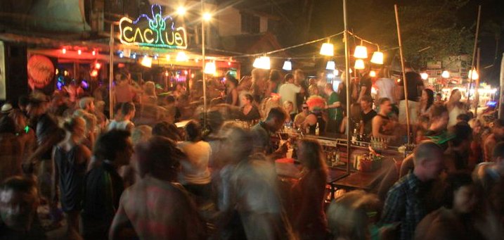 Drukte bij Cactus Bar, Haad Rin Beach (Koh Phangan)